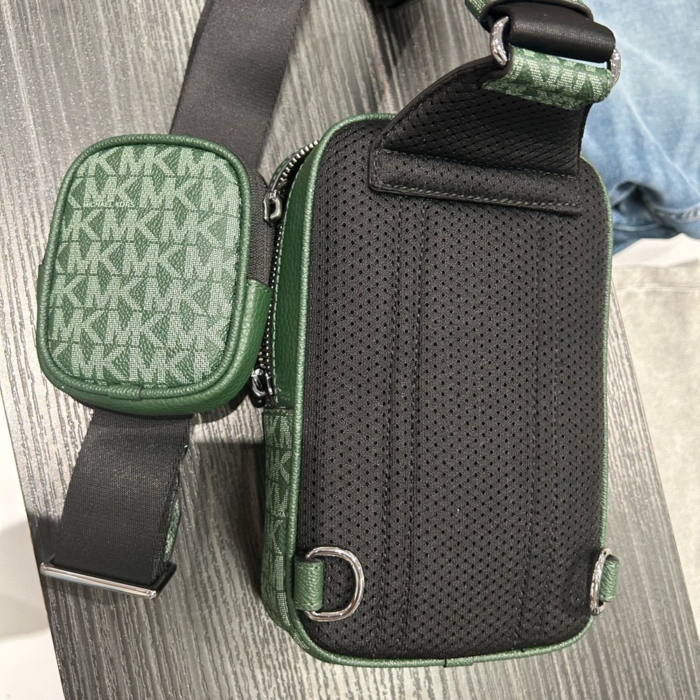 Michael Kors Cooper Medium KORS Logo Sling Pack NWT moss green with porch - Picture 8 of 15